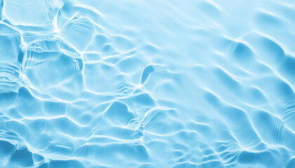 Obraz premium ゆらゆら揺らめく透明な海の水面