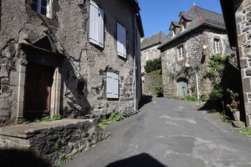 Fototapeta na wymiar Vieille rue typique, village de Salers, département du Cantal, France