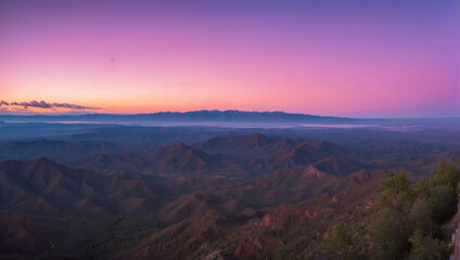 Fototapeta na wymiar Wide-Angle Shot Showcasing a Pink and Purple Sunset Horizon.