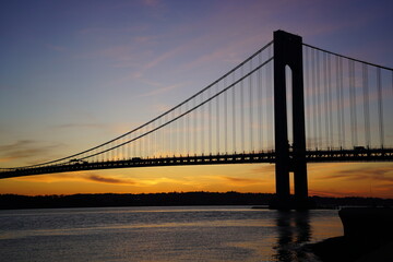 Fototapeta premium sunset over the Verrazzano-Narrows Bridge