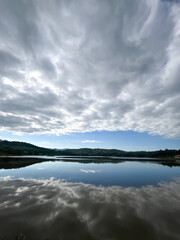 Obraz premium clouds over lake in the morning