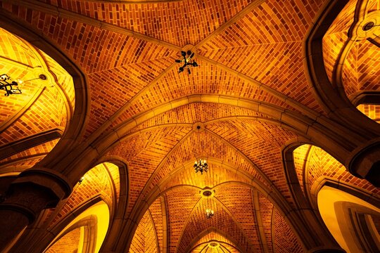 Teto de cripta, coluna, lustre, textura de constru&ccedil;&atilde;o cl&aacute;ssica. 