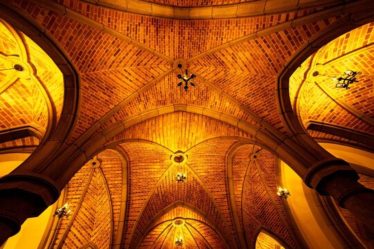 Teto de cripta, coluna, lustre, textura de constru&ccedil;&atilde;o cl&aacute;ssica. 