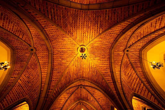 Teto de cripta, coluna, lustre, textura de constru&ccedil;&atilde;o cl&aacute;ssica. 