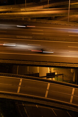 Estrada noturna com carros em alta velocidade