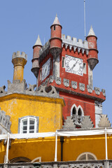 Torre e relógio do Palacio nacional da Pena em Sintra, Portugal 