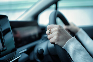 運転する女性の手