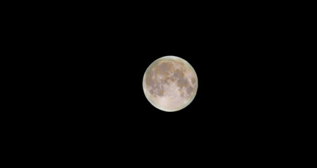 Luna piena colorata nel cielo della notte © GjGj