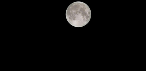 Luna piena nel cielo della notte © GjGj