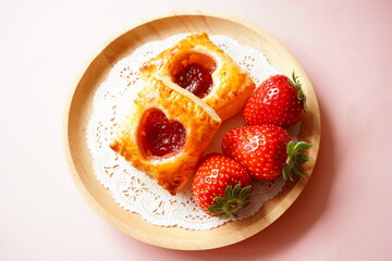 甘くて美味しいいちごジャムを使ってハートのいちごパイを手作りしたよ。