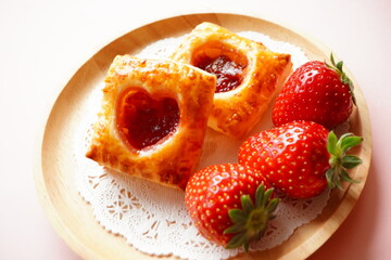甘くて美味しいいちごジャムを使ってハートのいちごパイを手作りしたよ。