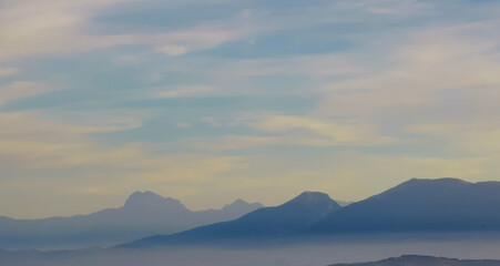 Paesaggio azzurro cielo valli e montagne