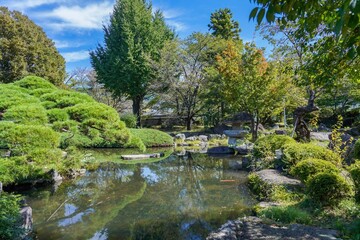 青空バックに見る静寂に包まれた日本庭園の情景