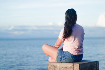 Mujer sentada mirando hacia el horizonte
