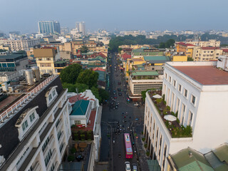 Obraz premium Aerial drone view of Hanoi old quarter with Trang Tien street in Hoan Kiem district.
