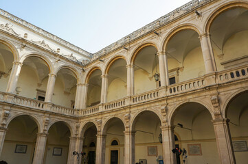 海外にある豪華な建物の中庭から眺める景色