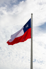 Bandera Chilena flameando al viento, en Puerto Montt, Chile