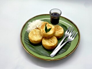 Bika Bakar is a traditional cake typical of the Minang tribe from West Sumatra which has a sweet and savory taste from grated coconut. The smoky aroma from the combustion process is its own characteri