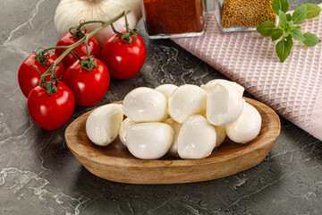 Mini mozarella cheese bolls heap - 794887037