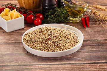 Raw dry quinoa seeds cereal - 794897451