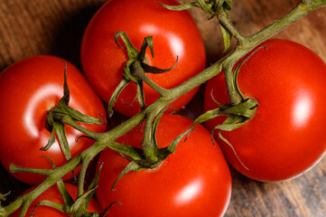 Piękne pomidorki cherry na gałązce w zbliżeniu marko - obrazy, fototapety, plakaty