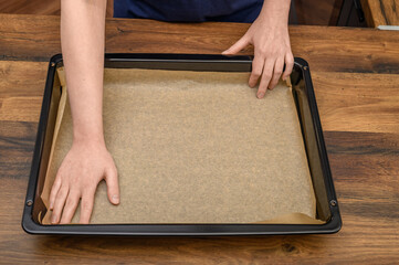 Wykładać blachę brązowym silikonowanym papierem do pieczenia w arkuszach