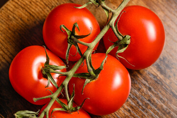 Dojrzałe pomidory gałązka w zbliżeniu makro - obrazy, fototapety, plakaty