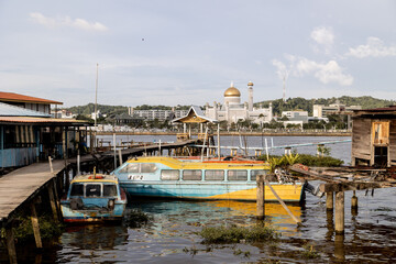Fototapeta premium Floating water village in front of Omar Ali Saifuddien Mosque in Brunei Darussalam on Borneo in Southeast Asia
