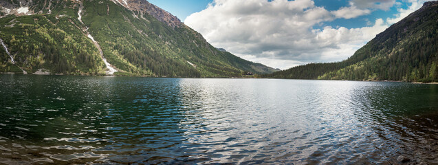 Panorama stawu Morskie Oko w Tatrach Wysokich. - obrazy, fototapety, plakaty