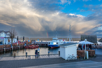 Obraz premium Regenbogen am Hafen von Zingst an der Ostsee.