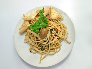 Spaghetti Aglio e Olio and Crispy Garlic Bread