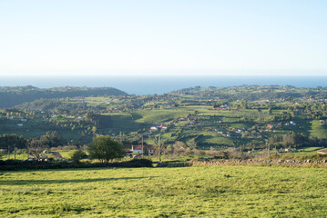 Ladera de monte y horizonte marino en Asturias