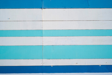 Pared de tablones blancos y azules en caseta de playa