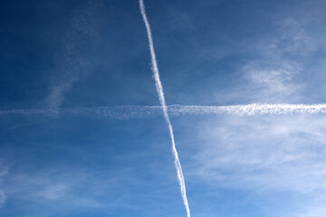 scie nel cielo a forma di x. inquadratura in primo piano, dal basso verso l'alto, del cielo...