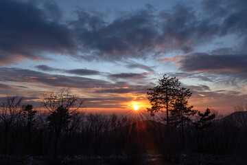 visuale panoramica che mostra un bellissimo tramonto arancione, visto dall'alto, in controluce, da...
