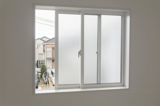 引き違い窓　換気窓
