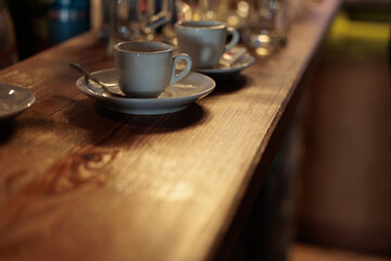concetto di prendere o bere un caffè al bar. vista in primo piano di un bancone di legno con...