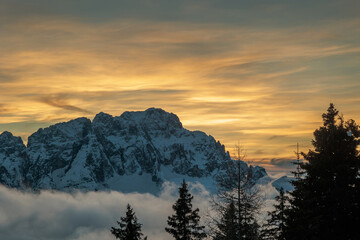 visuale in primo piano della cresta e delle cime di un'alta montagna nel nord est Italia, vista in...