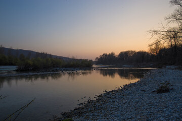 Obraz premium ampia visuale panoramica delle sponde del fiume Isonzo, nel nord est Italia, e delle colline del Carso vicino a Gorizia, di sera, al tramonto