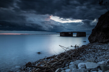 grosso temporale che si avvicina alla terraferma, di sera, al tramonto, visto dall'area marina costiera vicino a Trieste, nel nord est Italia