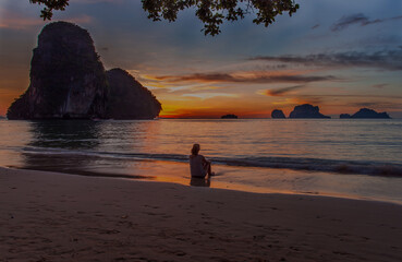Yoga au coucher du soleil sur plage de Phra Nang, Krabi, Thaïlande 