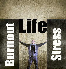 Gefahr von Burnout und Stress durch steigenden Druck im Leben - Mann stemmt sich gegen Säulen aus Stress und Burnout Symptomen