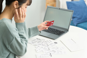 クレジットカードの使いすぎに悩む女性