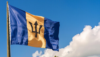 Die Fahne von den Barbados flattert im Wind, isoliert gegen blauer Himmel