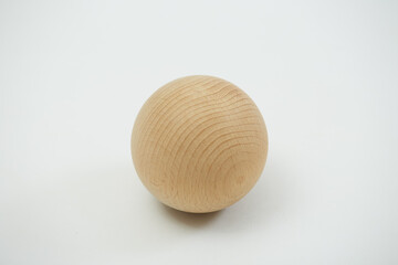 白背景で斜俯瞰で撮影された木製の球
