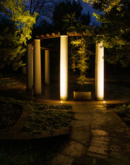 Podświetlony nocą budynek świątyni w parku. - obrazy, fototapety, plakaty