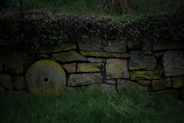 Mystische Natursteinmauer