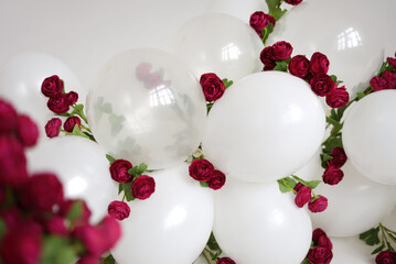 Obraz na płótnie Canvas Garland of white balloons and burgundy roses.