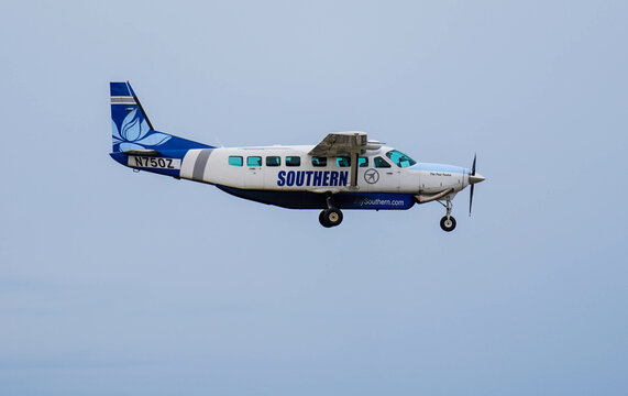Southern Airways Express Cessna 208B Grand Caravan prepares for landing at Chicago O'Hare International Airport