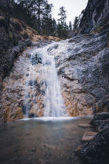 Wasserfall vor Felsen